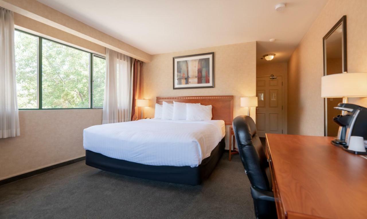 Hotel Kelowna & Conference Centre Zewnętrze zdjęcie